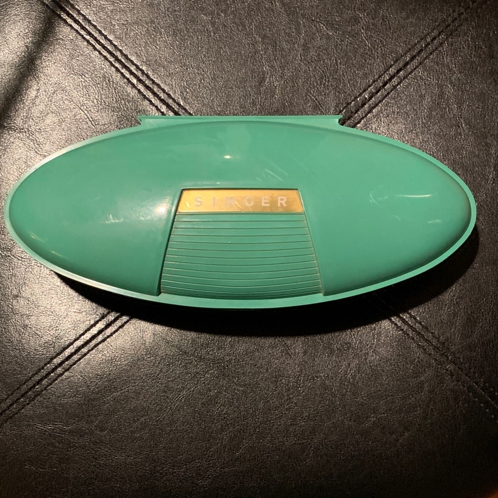 SINGER button hole attachment in case with instruction booklet, great condition